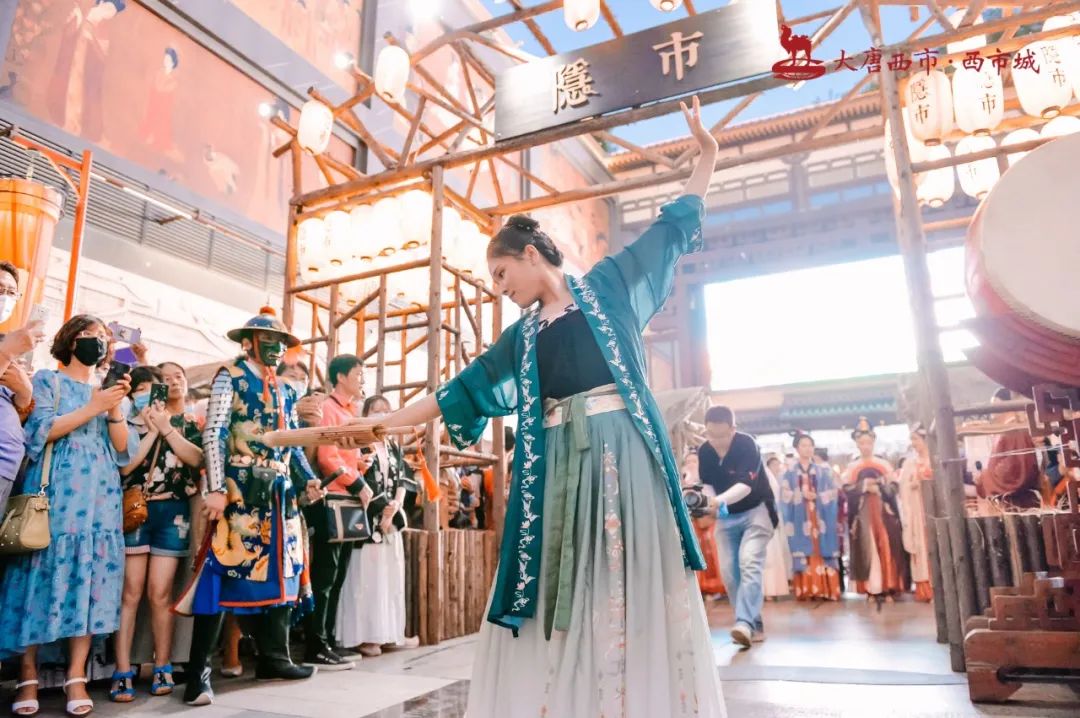 古代創(chuàng)意市集活動(dòng)現(xiàn)場驚現(xiàn)百余位漢服同胞，策劃表演體驗(yàn)十足