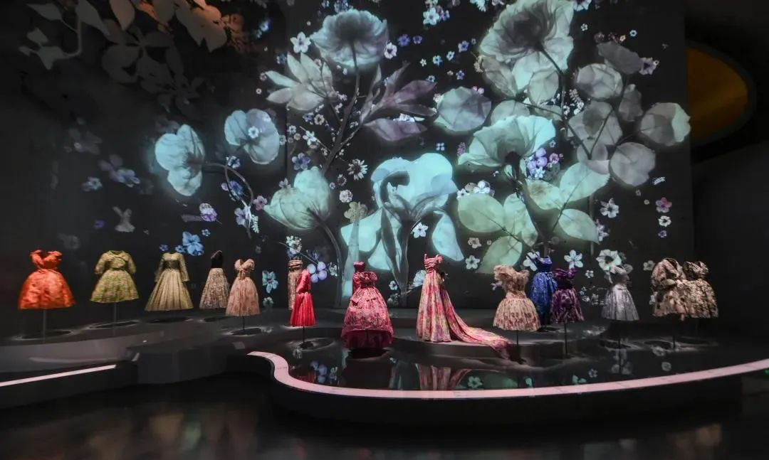 法國(guó)Dior70周年巡回展覽活動(dòng)策劃帶來(lái)了史上250件精美作品