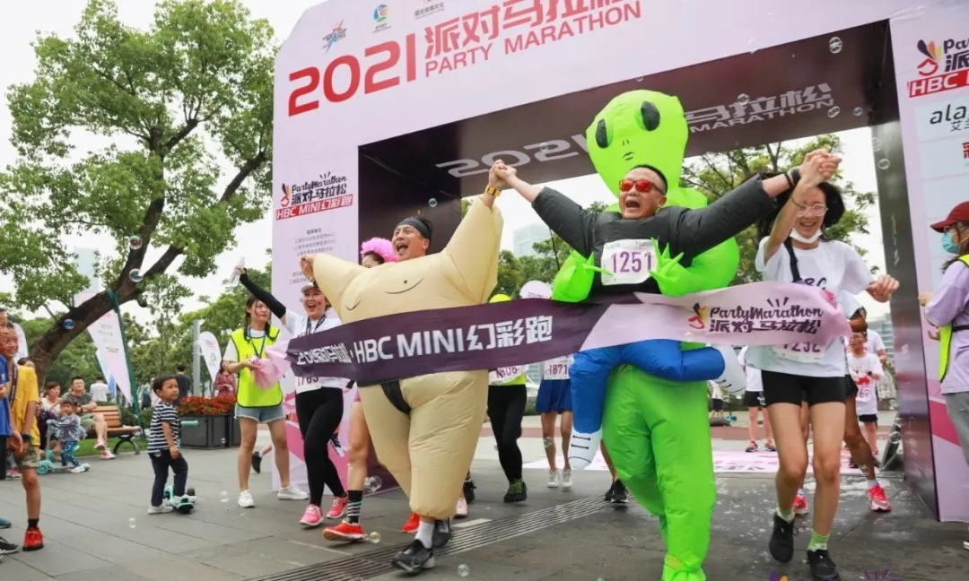 派對馬拉松彩跑活動策劃嗨翻了，現(xiàn)場熱情勝過當天的高溫